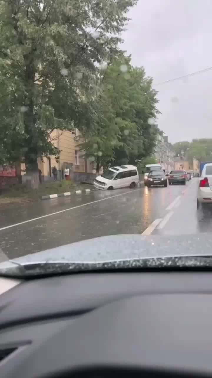 На Крымова автомобиль застрял в яме у въезда во двор дома | Новости  Ульяновска. Смотреть онлайн